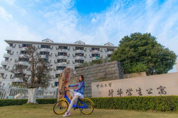 中南再現女神教師：膚白貌美大長腿，上課座無虛席，有顏又有才