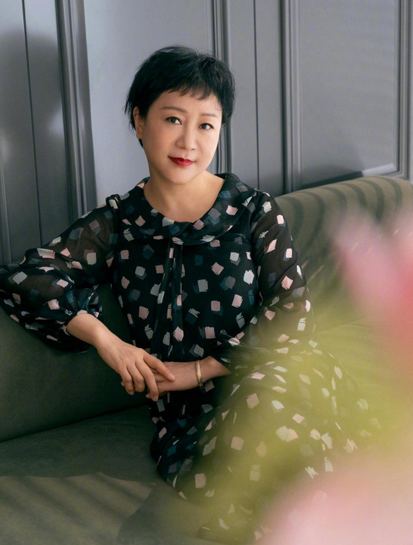 被楊紫媽媽驚豔到了，穿印花長裙顯貴婦範，美貌度絲毫不輸親女兒