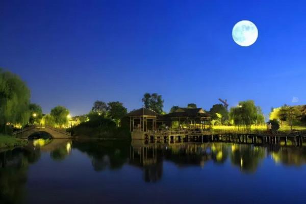 古詩詞裡的“西風”、“西樓”和“西窗”分別有何特別的寓意？