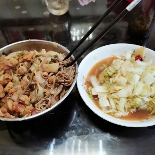 減肥可以吃的雞蛋漢堡，炸醬麵