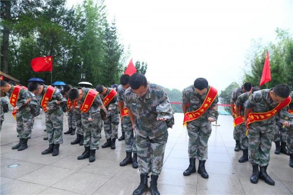熱點|官兵這次穿軍裝集體外出,去的地方很神聖 熱點|官兵這次穿軍裝集體外出,去的地方很神聖