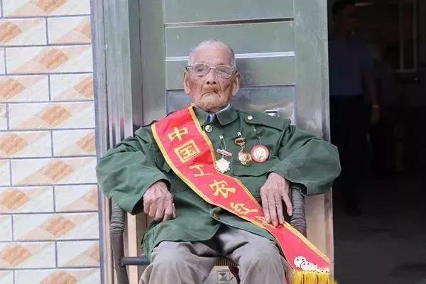 震驚 112歲中國最長壽老紅軍 竟然隱居在廣西農村 生活清貧每天干活