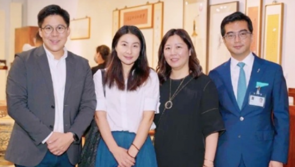 郭晶晶兒子真爭氣！穿西裝登臺表演氣場大，就連妹妹都成小粉絲了