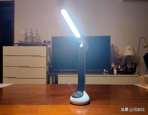 國貨內卷無情：￥13塊錢的3色溫2400mAh充電式觸控檯燈開箱曬個單