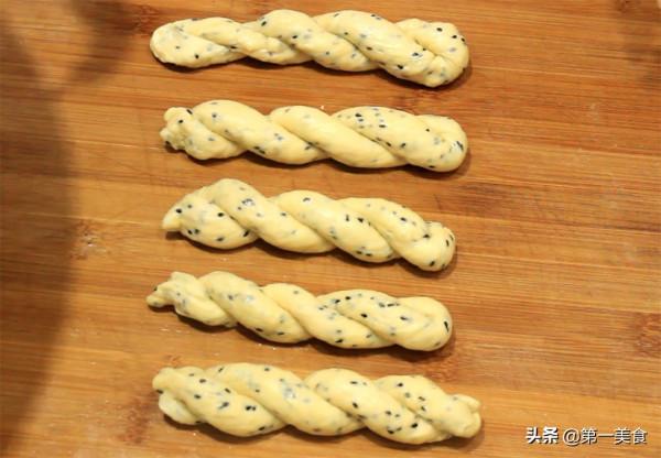 想吃麻花在家就能做，一碗麵粉炸一盆，香酥可口，比外面賣得還香