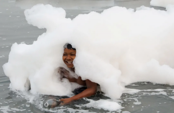 河裡漂滿有毒泡沫,印度民眾一臉從容跳進去沐浴刷牙 河裡漂滿有毒泡沫,印度民眾一臉從容跳進去沐浴刷牙