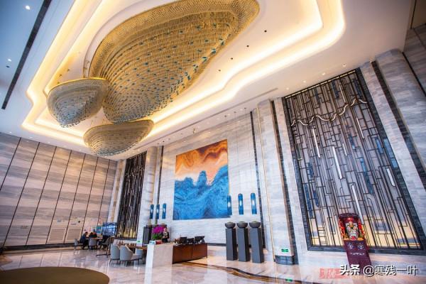 蘇州朋友五星酒店請吃飯,上一條魚竟沒去魚鱗,服務員:正常吃法 蘇州朋友五星酒店請吃飯,上一條魚竟沒去魚鱗,服務員:正常吃法