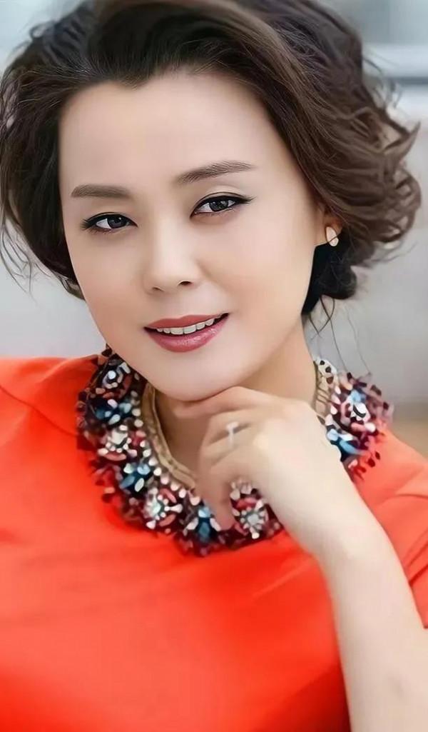 梁愛琪少有富貴形象，一笑一顰盡顯貴婦人