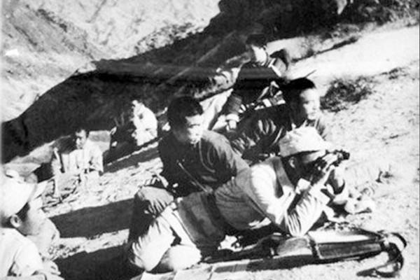 惡貫滿盈的土匪覃小么，偷偷潛回老家躲藏，因被罩太潮溼暴露被殺