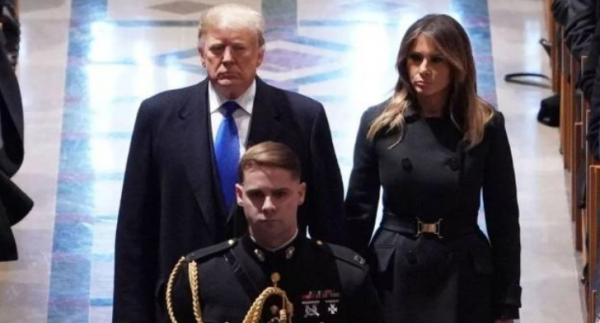 2018年老布什葬禮：希拉里無視特朗普，小布什再次給米歇爾遞糖