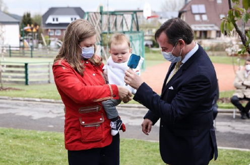 盧森堡王室公開聖誕照，斯蒂芬妮穿紅色喜慶，小王子對鏡笑容燦爛