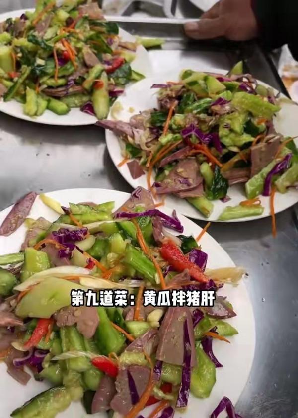 山東小夥專做農村大席17年,200塊10菜2湯,人稱大席小王子 山東小夥專做農村大席17年,200塊10菜2湯,人稱大席小王子