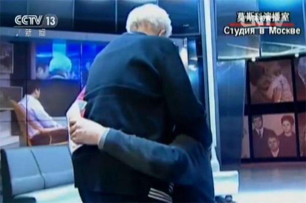 黎遠康尋蘇聯母親55年，終於61歲赴蘇，80歲母親痛哭：我也在找你