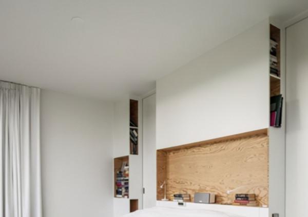 床頭櫃有什麼用？不如床頭兩側打到頂的櫃子，收納空間堪比儲藏室