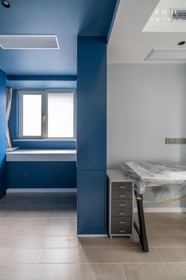 收納不靠打櫃子，門洞埡口各掏一個壁龕，開啟是藏書閣、是零食櫃