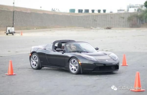 一百年前電動汽車被內燃機淘汰，電動汽車能源會是氫能還是鋰電