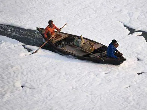 河裡漂滿有毒泡沫,印度民眾一臉從容跳進去沐浴刷牙 河裡漂滿有毒泡沫,印度民眾一臉從容跳進去沐浴刷牙