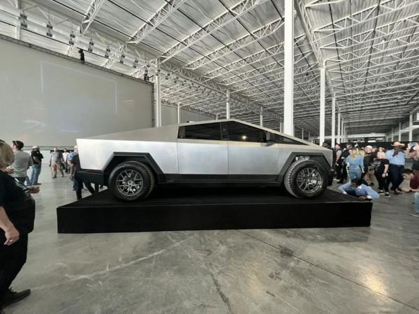 特斯拉Cybertruck量產版亮相，增加雨刷器與外後視鏡，即將投產