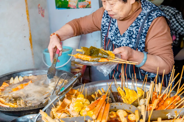 回憶殺！晨光小學對面不到10m²的麻辣燙，竟然開了24年