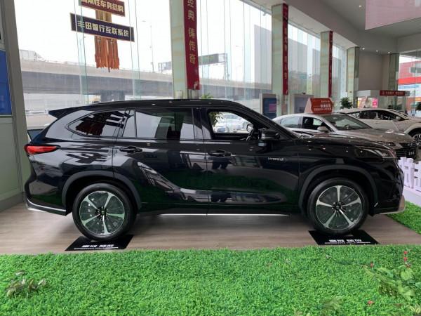 實拍皇冠陸放：豐田版黑武士，內飾精緻，氣場足