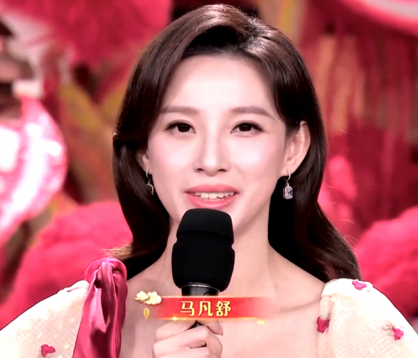 元宵晚會最驚豔女星：萬茜金絲絨，金晨粉嫩，林允穿著剪紙出來了