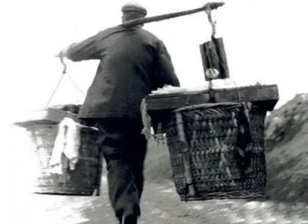 1934年，山西貨郎救3000紅軍，拒200大洋謝禮，建國後中央苦尋他