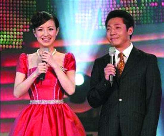 撒貝南前女友近照，42歲的她雪中與兒子嬉戲，一身棉服少女感滿滿