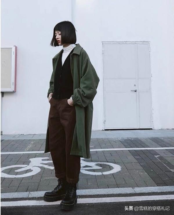 今秋火了一種穿搭，叫“風衣+煙管褲”，時髦顯瘦，誰穿誰美