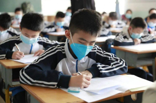 假期時間有調整，河南大中小學通知延遲開學，家長心情十分複雜