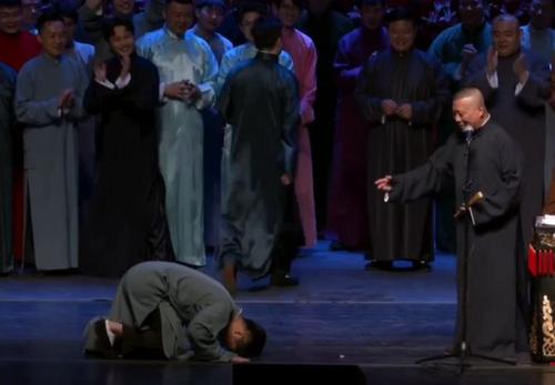明星九大下跪名場面，有人令人唾棄，有人跪出大愛