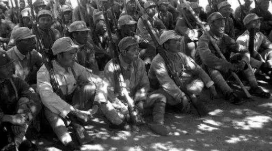 三萬紅軍被30萬敵軍包圍，偉人下令睡三天輕鬆破解，最終反敗為勝