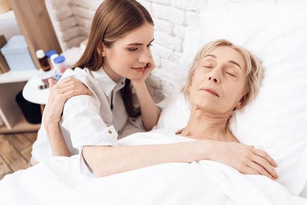 重症病人離世前的4個徵兆，放下一切事務，陪陪他們吧