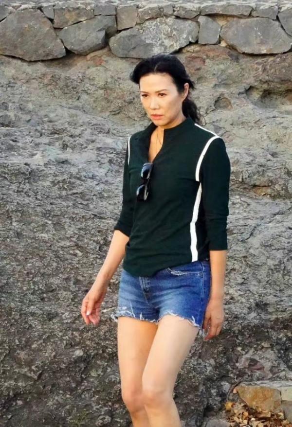 53歲鄧文迪狀態太好啦！穿休閒裝不忘秀美腿，面板白皙細膩惹人羨