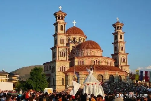 阿爾巴尼亞騙局：“傳銷”遇到無知，一場騙局毀掉一個國家