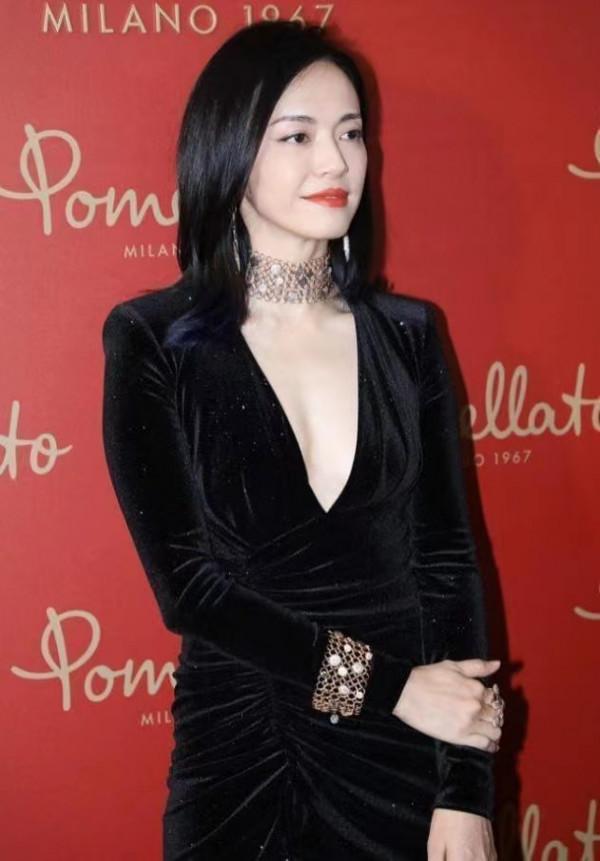 姚晨還是挺大膽的,絲絨短裙挖出“大領口”,看著清涼又高階 姚晨還是挺大膽的,絲絨短裙挖出“大領口”,看著清涼又高階