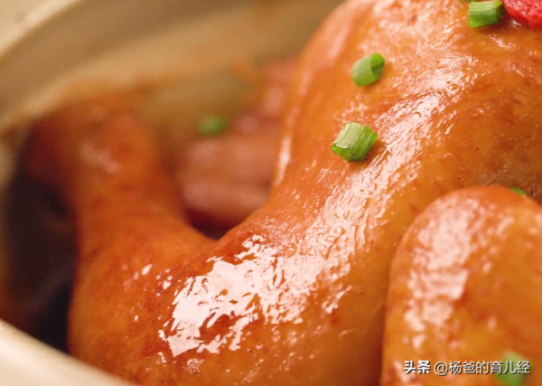 把豬蹄和三黃雞放在一起燜煮，鮮嫩解饞又好吃，孩子愛吃的美食