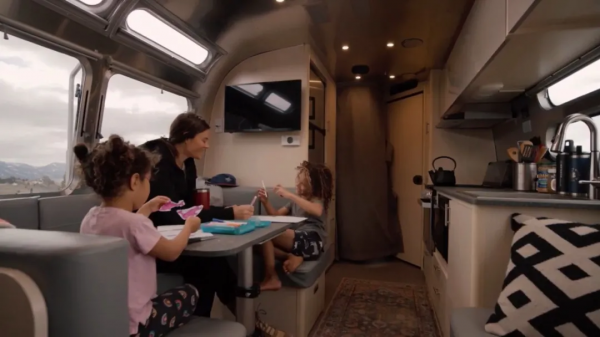 全職旅行博主福音?清風推出帶有獨立辦公區域的拖掛房車30FB 全職旅行博主福音?清風推出帶有獨立辦公區域的拖掛房車30FB