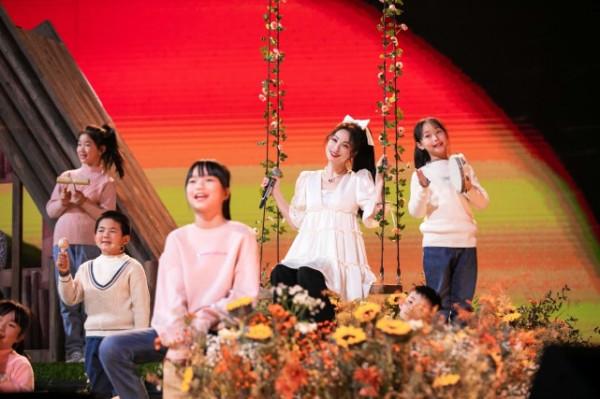 39歲吳昕徹底大逆襲！不主持成表演嘉賓太亮眼，穿泡泡裙閃耀全場