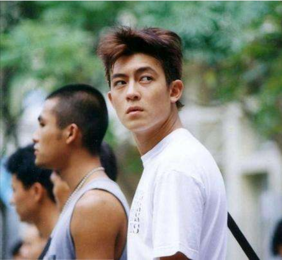 初見顏如冠玉，再見肥頭大耳！這10位男星的臉，讓女人好心碎