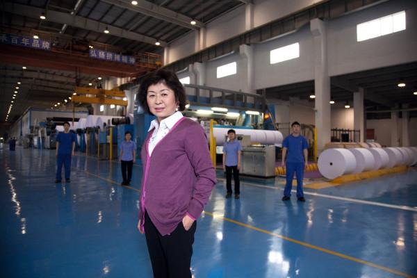 東莞的中國女首富，收破爛拿下世界第一，用美國的廢紙掙美國人錢