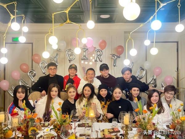 陳浩民妻子生日太隆重,穿笑臉衛衣港星雲集,打扮時髦似選美現場 陳浩民妻子生日太隆重,穿笑臉衛衣港星雲集,打扮時髦似選美現場