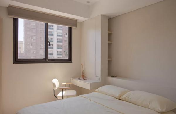 臥室床頭梳妝檯後方,空出20公分嵌入置物架,能代替床頭櫃用了 臥室床頭梳妝檯後方,空出20公分嵌入置物架,能代替床頭櫃用了