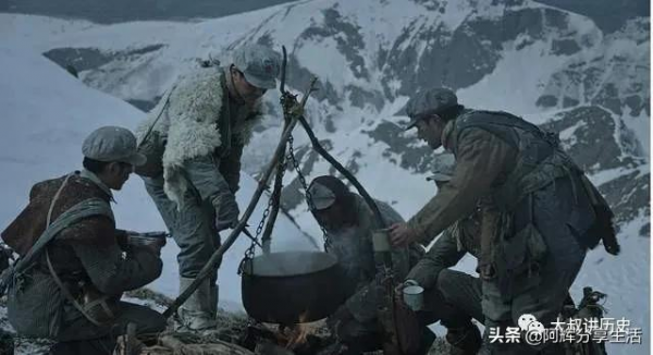 過雪山16歲紅軍小戰士把野菜湯讓給戰友餓死前攥著糖紙包裹的石頭 過雪山16歲紅軍小戰士把野菜湯讓給戰友餓死前攥著糖紙包裹的石頭