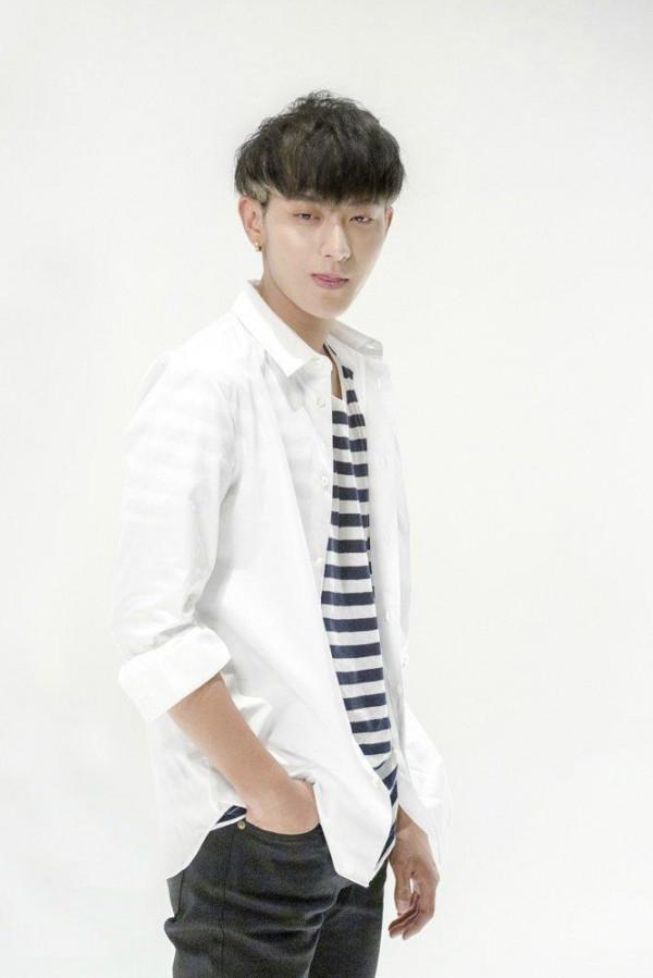 譚松韻真的不是00後？穿條紋T恤配半身裙走機場，嫩得像個高中生