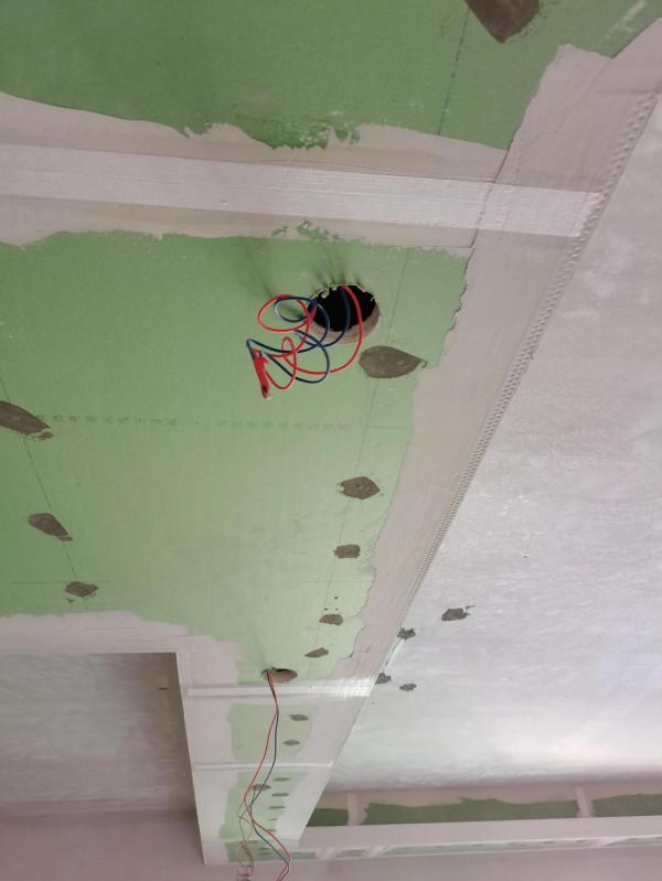 批灰要掛網(牆體刷漆批膩子層之前要掛纖維網)