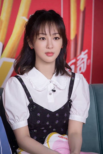 楊紫身穿襯衫配吊帶裙，看起來有點乖，好有“鄰家妹妹”的感覺
