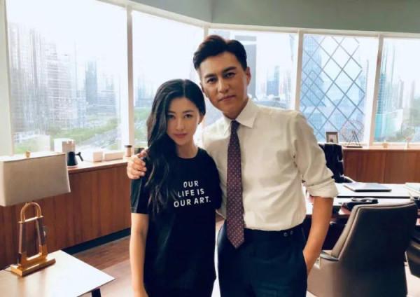 靳東跟誰合影都像是一家人