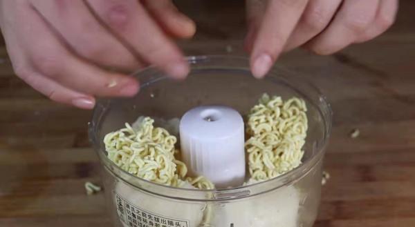 饅頭裡加入泡麵，居然這麼好吃，比肉還香，我家一週吃5次真解饞