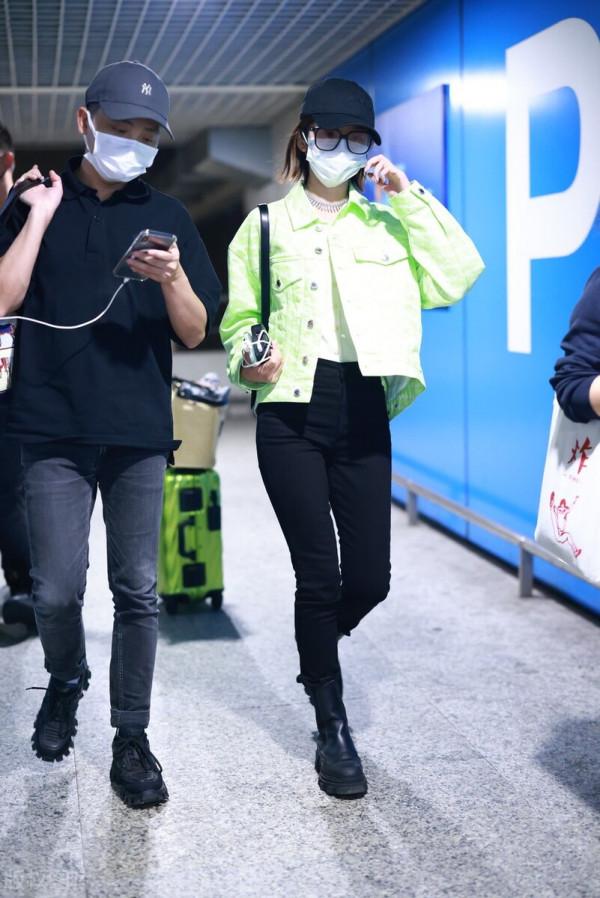 唐藝昕穿綠色牛仔衣搭配小黑褲,腳踩厚底靴很時髦 唐藝昕穿綠色牛仔衣搭配小黑褲,腳踩厚底靴很時髦