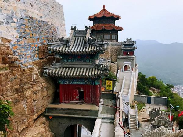 因山頂形似古代女孩頭上的丫髻，故名丫髻山